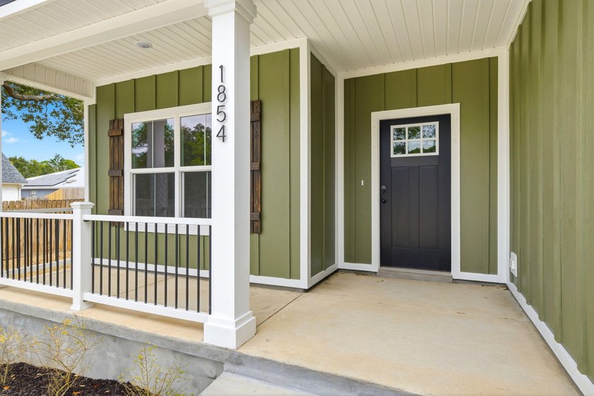 This semi-custom home offers a spacious living with 4 bedrooms - photo 3