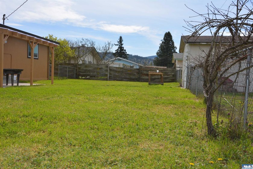 Cute and full of character, this cozy 3-bedroom, 1-bath in town - photo 24