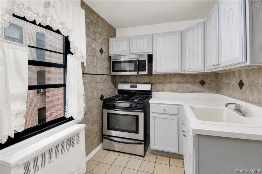 Discover modern comfort and convenience in this beautifully - photo 6