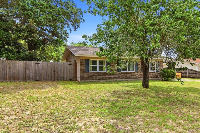 Great Investment or Starter Home in Shalimar! Solid block/brick - photo 3