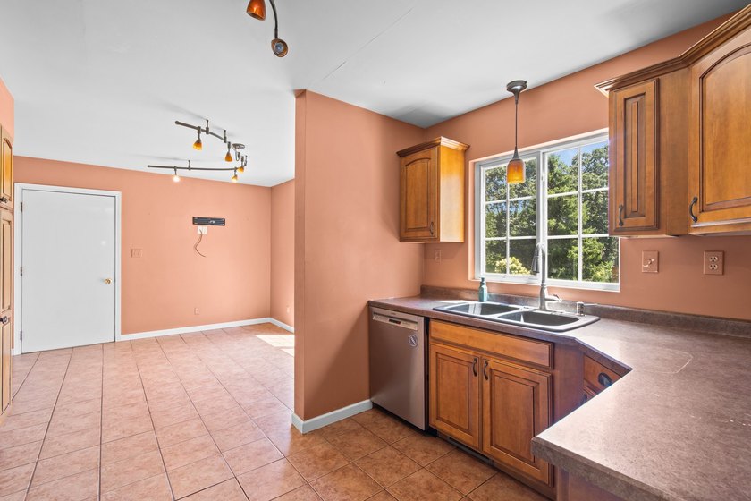 ENJOY LAKE LIFE!!GREAT 3 BR, 2.5 bath 2 Story home w/possible - photo 8
