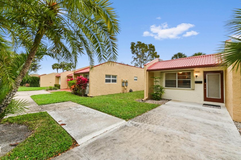 Step inside this beautiful 2-bedroom, 2-bathroom end-unit villa - photo 3