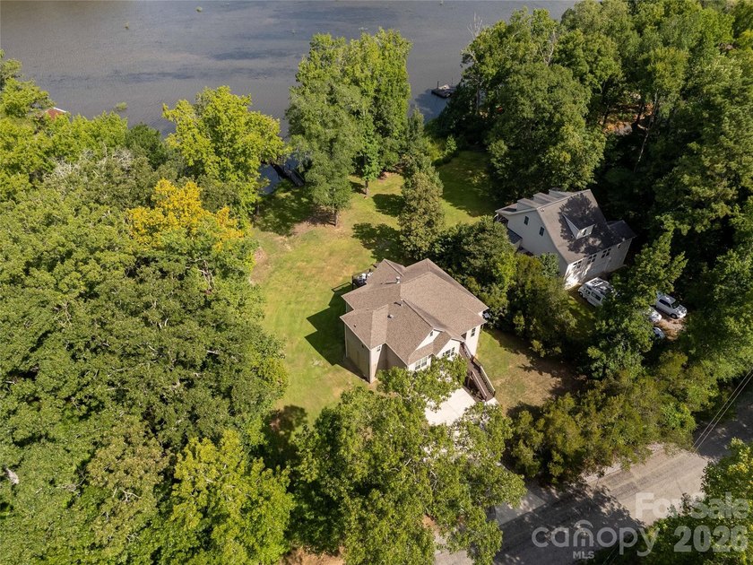 Experience the best of Lake Wateree waterfront living in this - photo 6