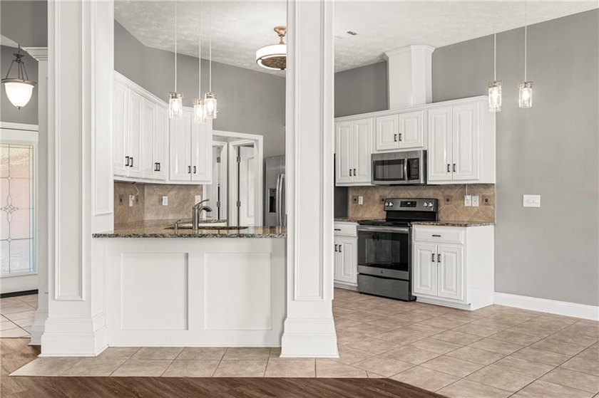 Welcome to Yorktown Subdivision! This beautiful 3-bedroom - photo 3