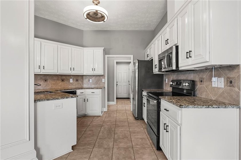 Welcome to Yorktown Subdivision! This beautiful 3-bedroom - photo 4