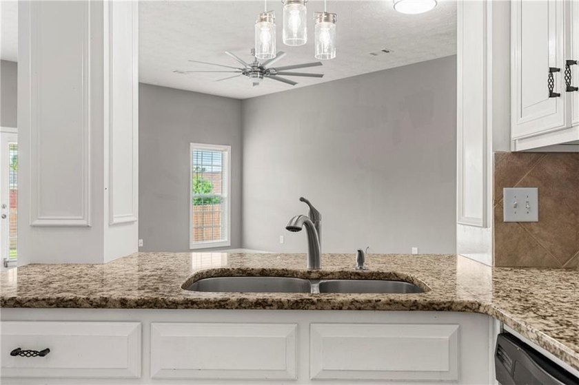 Welcome to Yorktown Subdivision! This beautiful 3-bedroom - photo 6