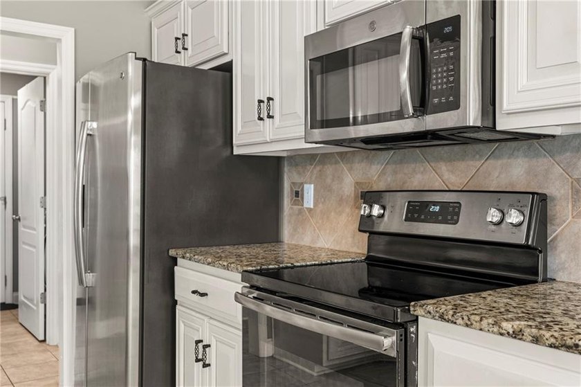 Welcome to Yorktown Subdivision! This beautiful 3-bedroom - photo 7
