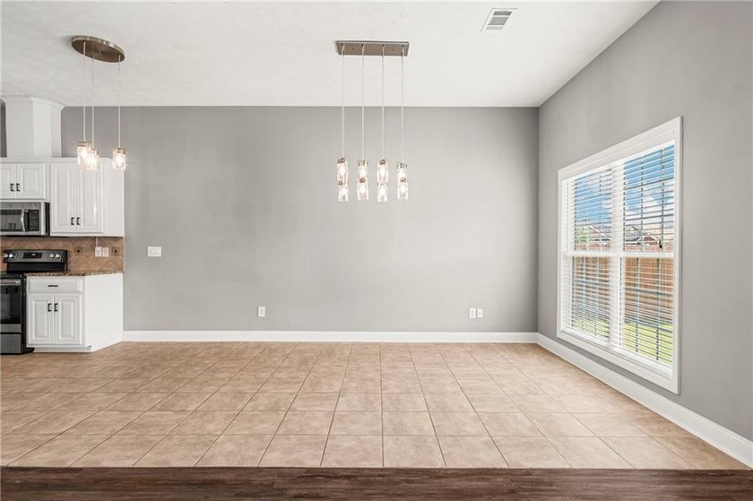 Welcome to Yorktown Subdivision! This beautiful 3-bedroom - photo 8