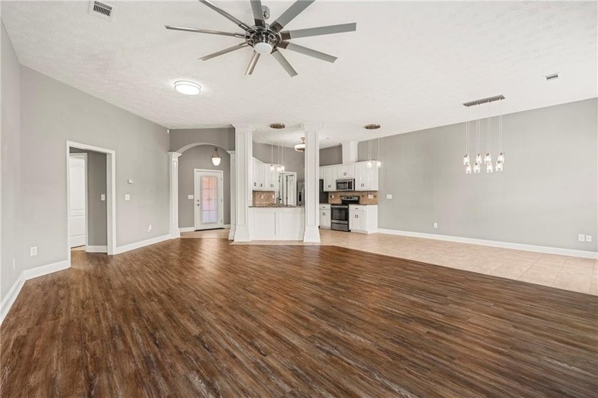 Welcome to Yorktown Subdivision! This beautiful 3-bedroom - photo 9