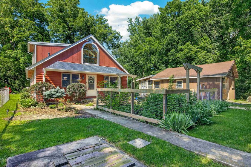 Three bedroom, two bath home located on the top of a hill - photo 3
