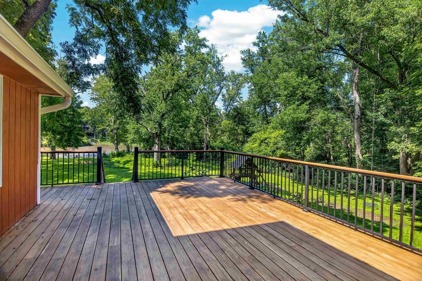 Three bedroom, two bath home located on the top of a hill - photo 4