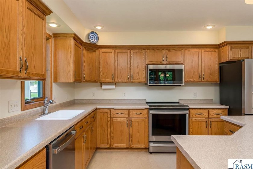 **SELLER OPEN TO OFFERING BUYER CONCESSION WITH AN ACCEPTABLE - photo 11