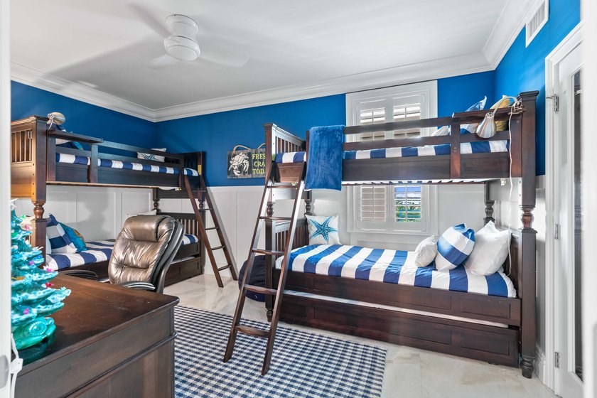 This exquisite, fully upgraded oceanfront residence is located - photo 23