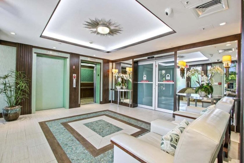 This exquisite, fully upgraded oceanfront residence is located - photo 36