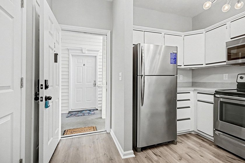 Welcome to this well-maintained and conveniently located - photo 8