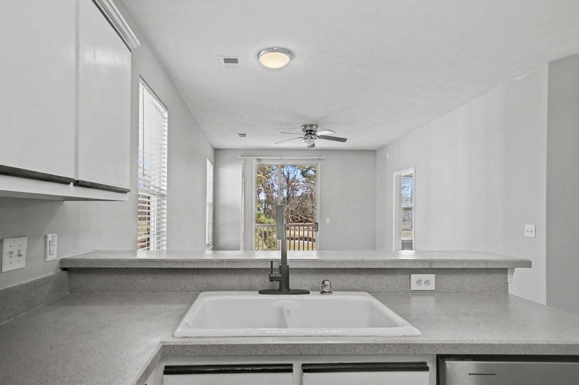 Welcome to this well-maintained and conveniently located - photo 10