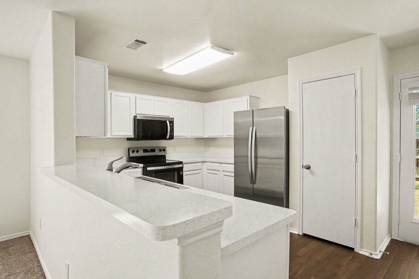 Welcome to this impressive 5-bedroom, 3.5-bathroom two-story - photo 8