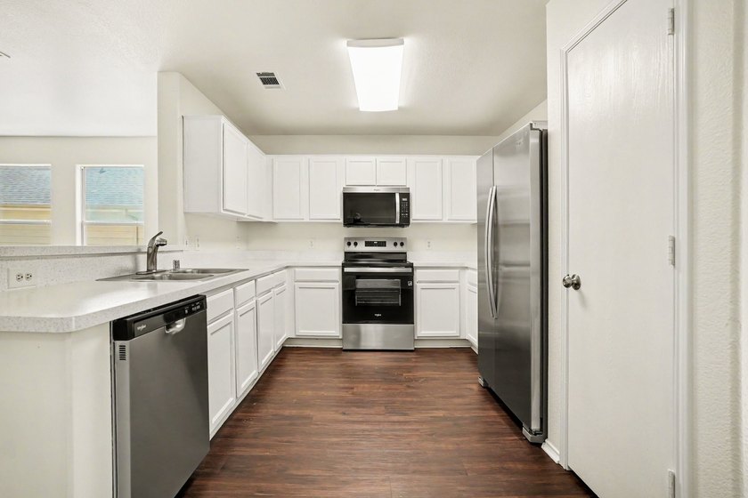 Welcome to this impressive 5-bedroom, 3.5-bathroom two-story - photo 9