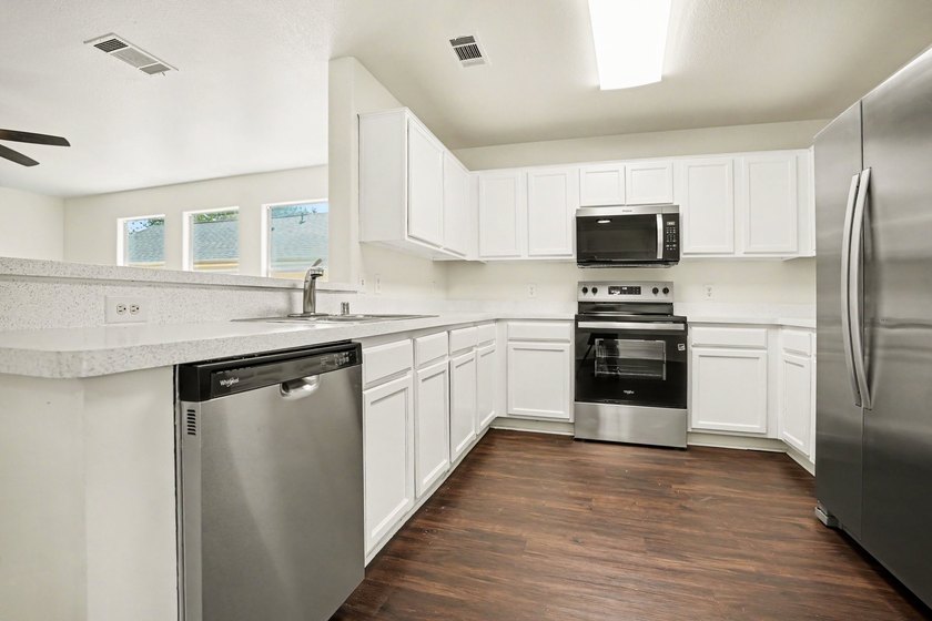 Welcome to this impressive 5-bedroom, 3.5-bathroom two-story - photo 10