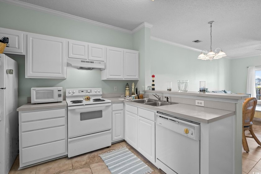 Located in desirable Harbourfront Villas, this fully furnished - photo 16