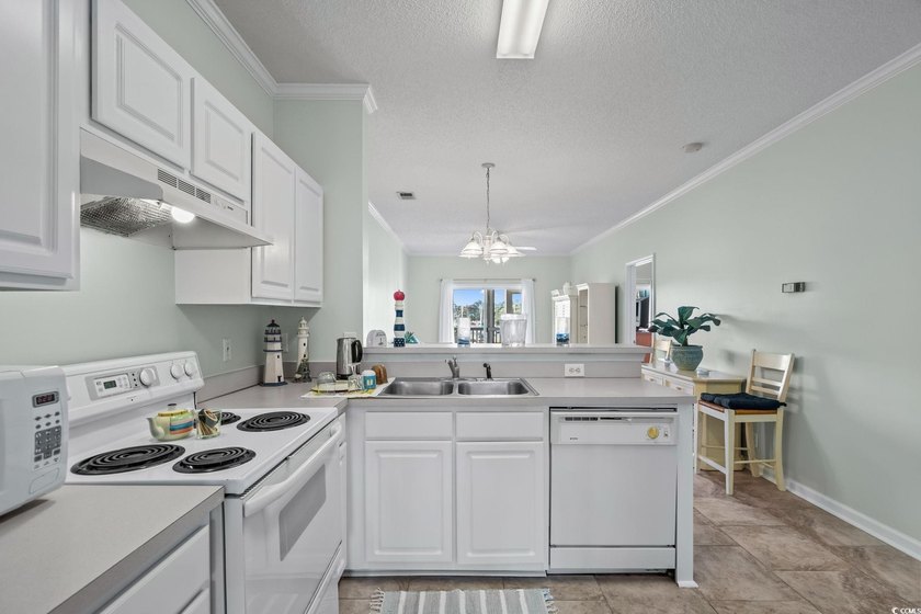 Located in desirable Harbourfront Villas, this fully furnished - photo 18