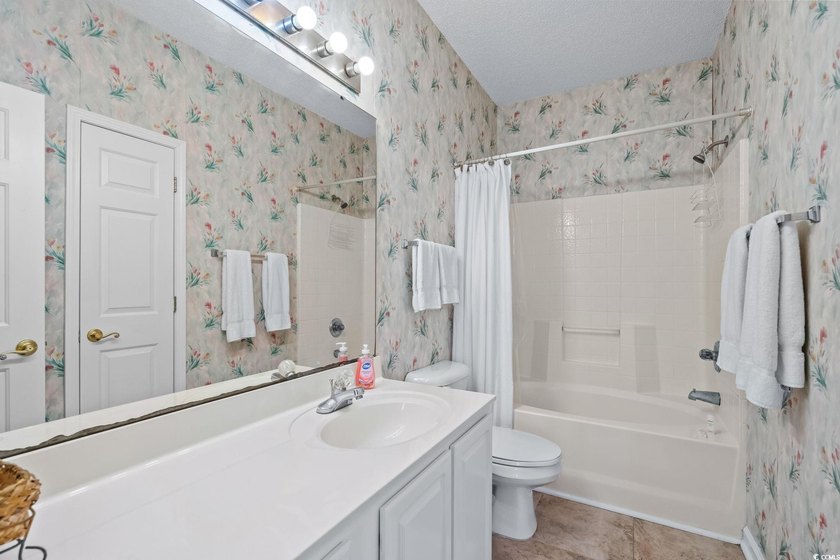 Located in desirable Harbourfront Villas, this fully furnished - photo 30