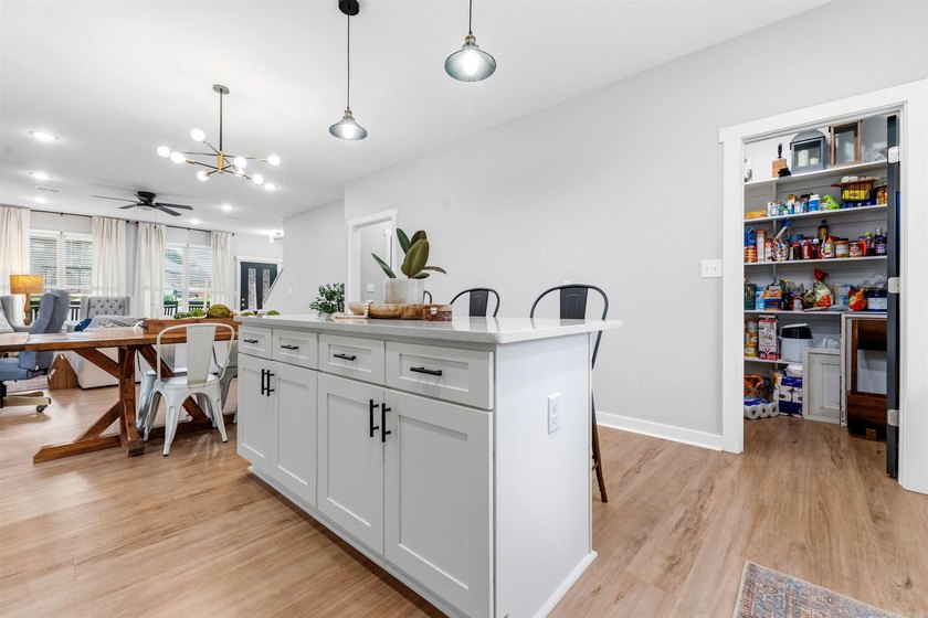Beautifully designed with a bright, open layout and modern - photo 15