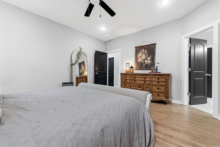 Beautifully designed with a bright, open layout and modern - photo 21
