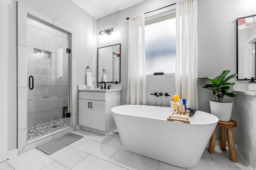 Beautifully designed with a bright, open layout and modern - photo 22