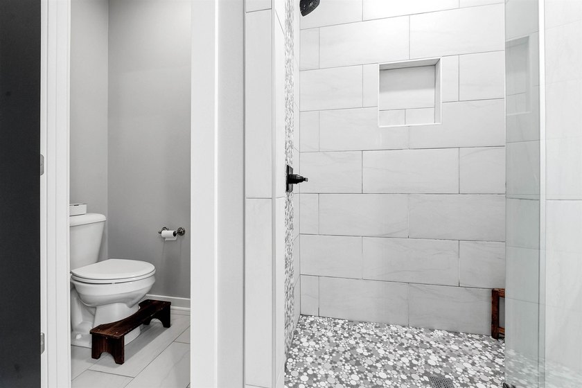 Beautifully designed with a bright, open layout and modern - photo 24