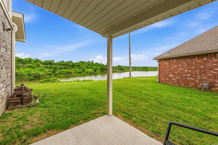 Beautifully designed with a bright, open layout and modern - photo 38