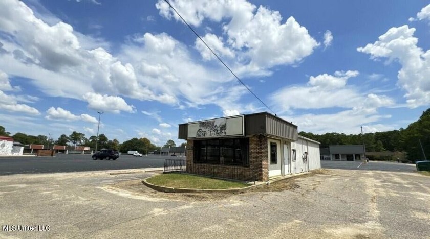 Multi use building, has been gutted and ready for buyers - photo 2