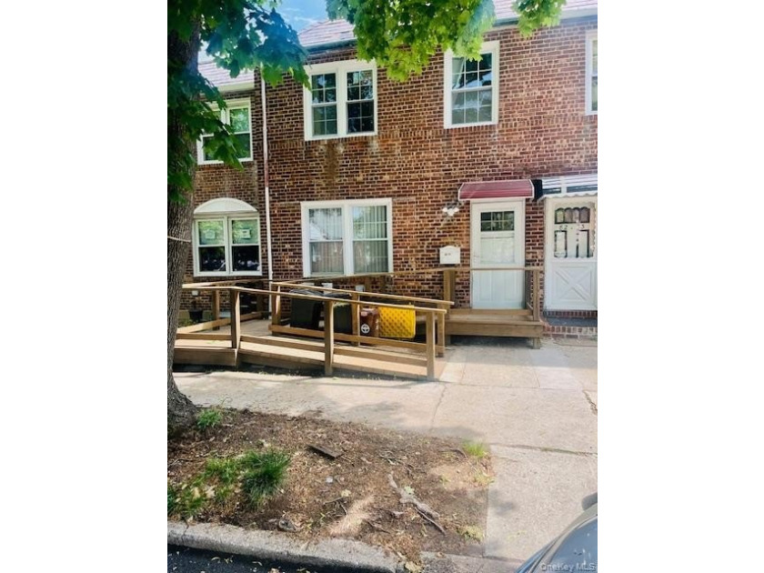 Well maintained brick Colonial. Handicap accessible with - photo 2