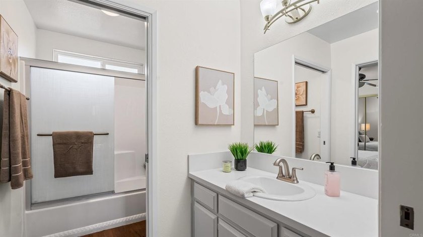 Welcome to this light and bright upstairs 1 bedroom, 1 bath - photo 7