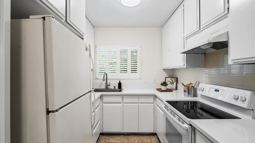 Welcome to this light and bright upstairs 1 bedroom, 1 bath - photo 8