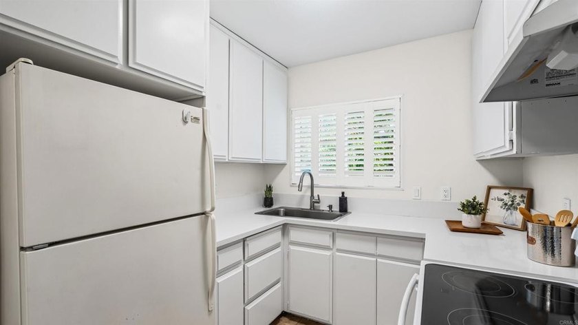 Welcome to this light and bright upstairs 1 bedroom, 1 bath - photo 9