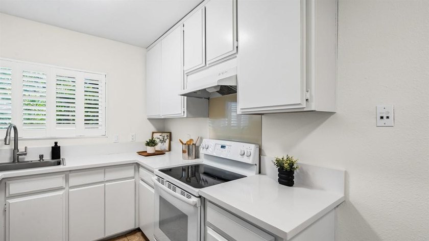 Welcome to this light and bright upstairs 1 bedroom, 1 bath - photo 10