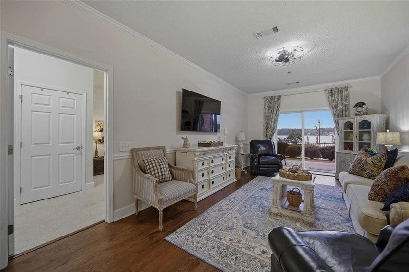 Waterfront ground-floor walk-out condo, beautifully updated and - photo 6