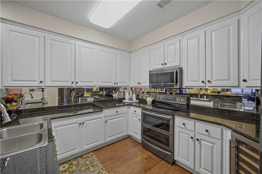 Waterfront ground-floor walk-out condo, beautifully updated and - photo 10
