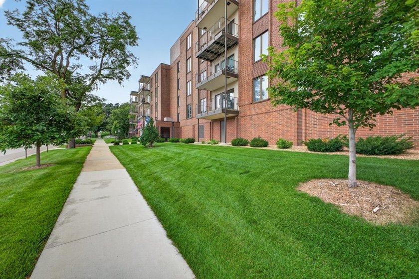 Perfectly situated in the sought-after Five Oaks building, this - photo 2