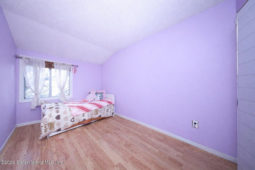 BEAUTIFUL AND METICULOUSLY MAINTAINED ONE FAMILY END UNIT - photo 14