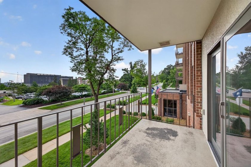 Perfectly situated in the sought-after Five Oaks building, this - photo 5