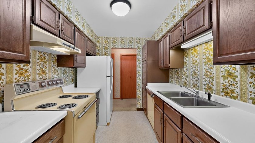 Perfectly situated in the sought-after Five Oaks building, this - photo 10