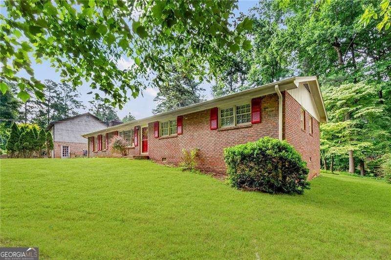 This inviting all-brick ranch offers comfortable one-level - photo 2