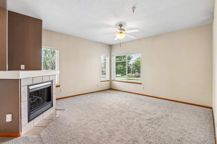 Well maintained main floor 2 BR, 2 BA, east side condo! 2 car - photo 2