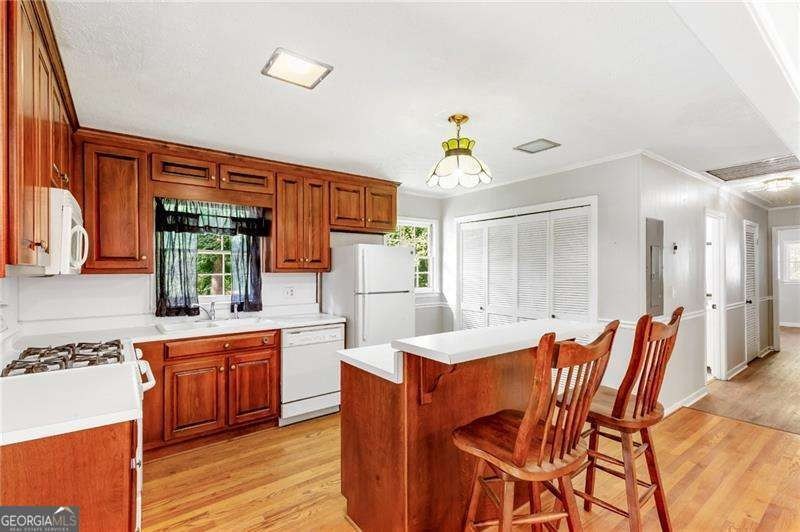 This inviting all-brick ranch offers comfortable one-level - photo 5