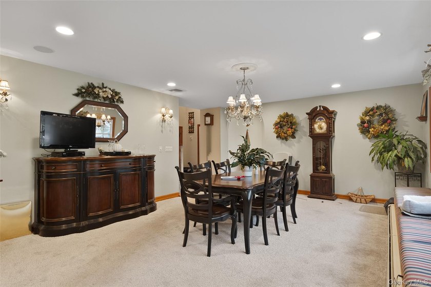 Beautifully maintained and custom-built 3,204 sq. ft - photo 6