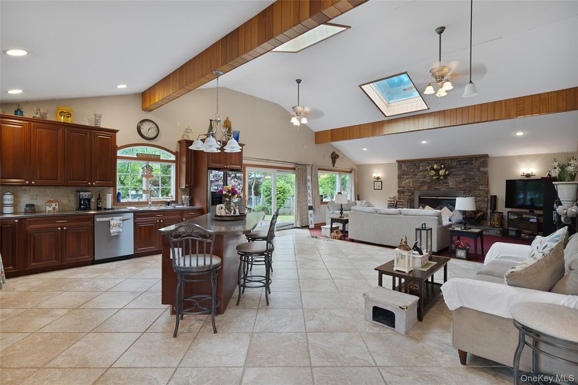 Beautifully maintained and custom-built 3,204 sq. ft - photo 7