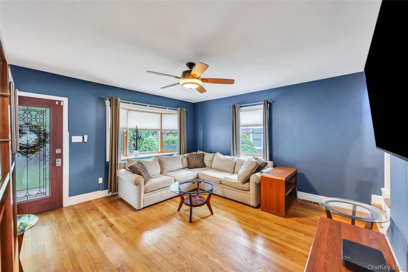 This beautifully renovated Cape in Oceanside offers 3 bedrooms - photo 12