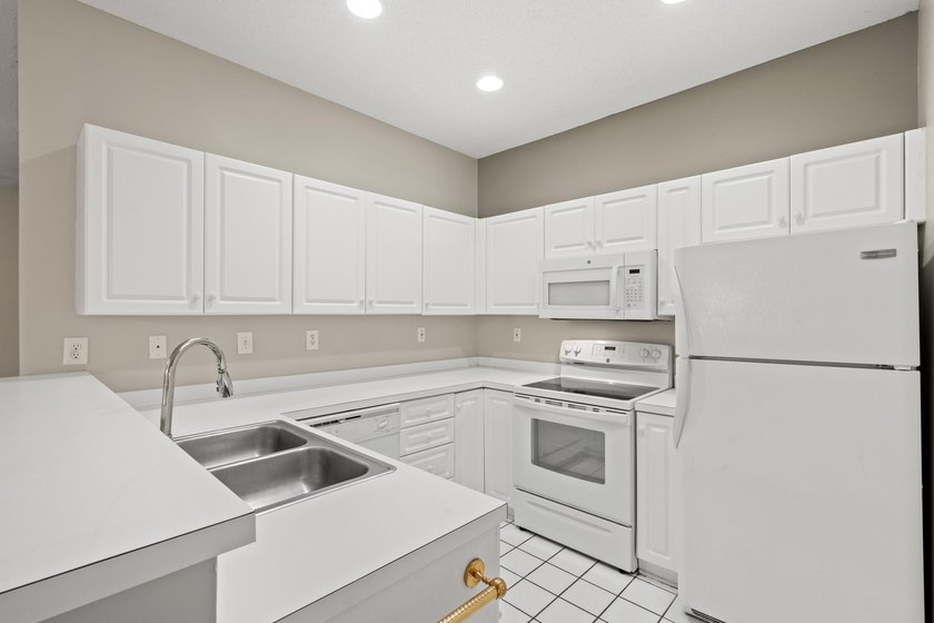 Welcome to Yacht Club at Lightkeepers Village! This spacious - photo 8